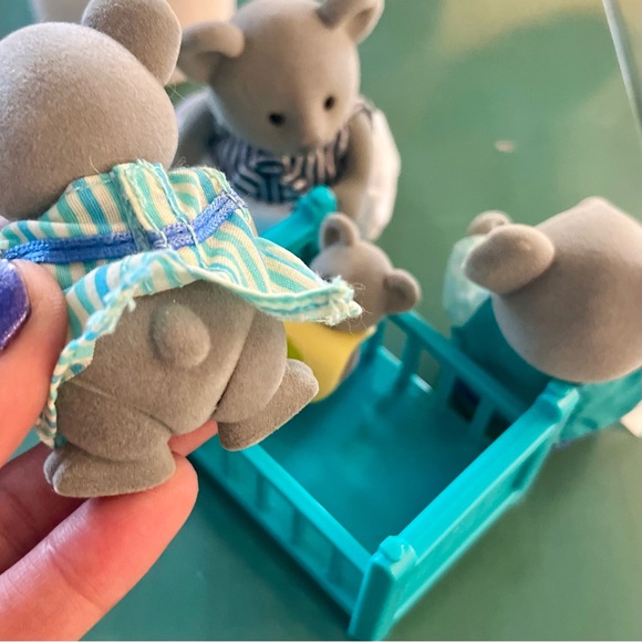 Li’l Woodzeez The Canberra Koalas • Miniature Animal Figurine Set + Crib - Picture 3 of 7